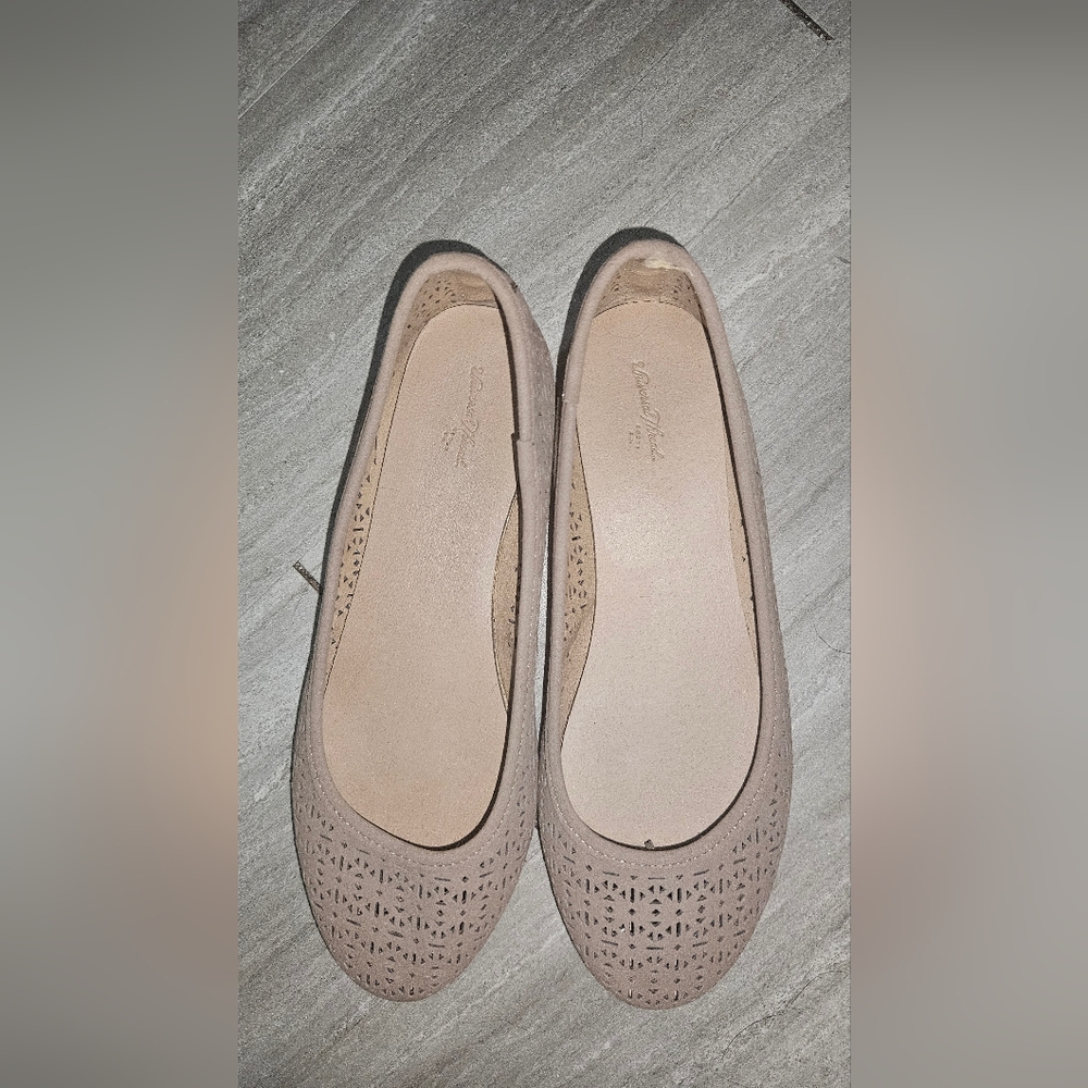 Universal Thread ballet flats. 8 1/2